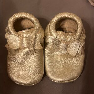 Freshly Picked platinum bow baby moccasin size 1